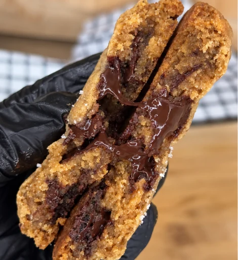 Cookie Classic cassé en deux, chocolat noir fondu à cœur